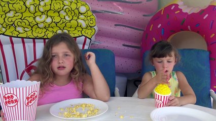 Comendo Doces, Pipocas e Doces Coloridos