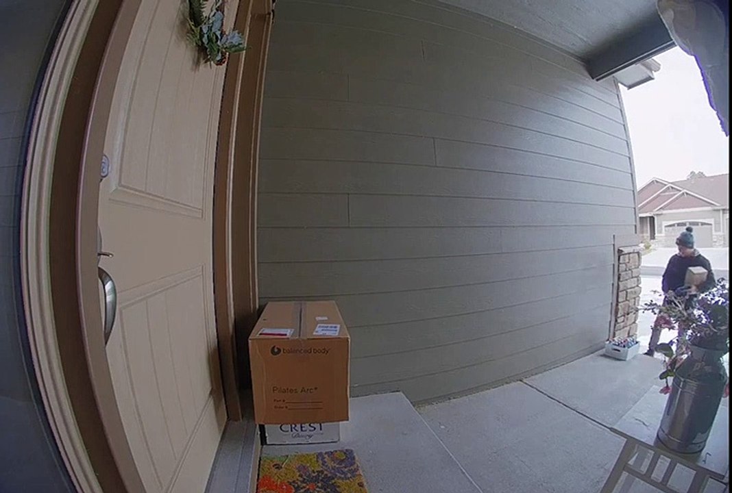 Ce livreur remercie le client pour les gateaux surprise à l'entrée de la maison !