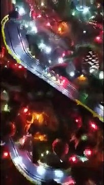 Circuit de voiture dans le sapin de noël, et les voitures bougent !