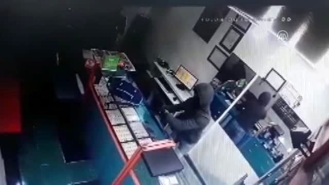 İzmir'de kuyumcu soygununda 2 kişi silahla yaralandı - İş yeri güvenlik kamerası