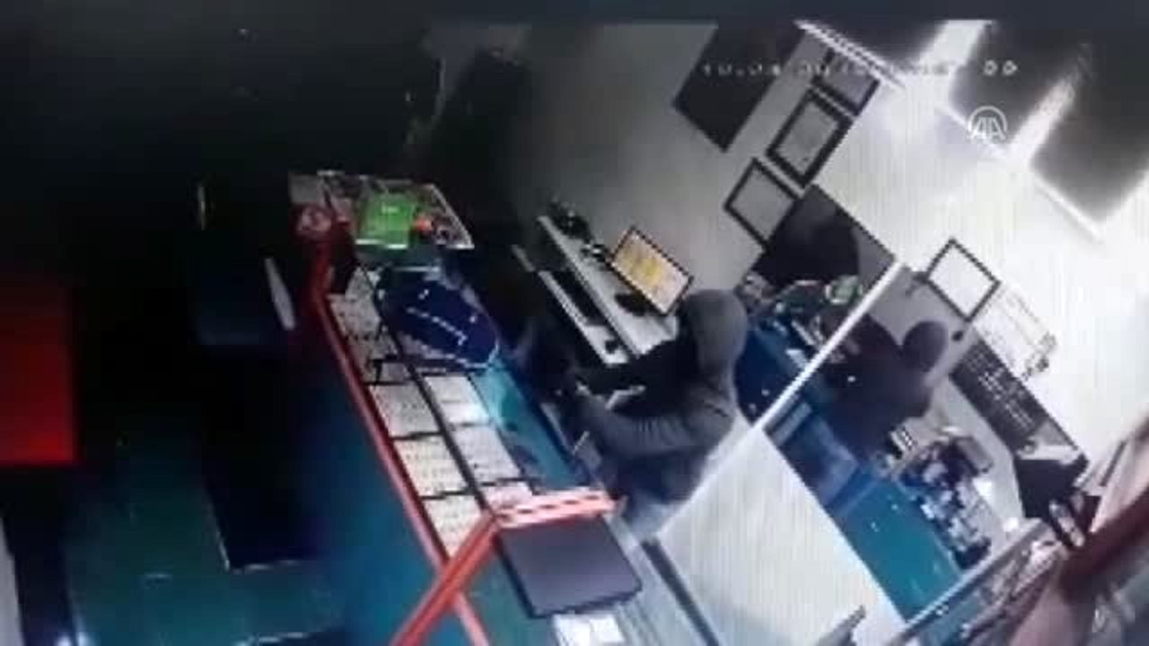 İzmir'de kuyumcu soygununda 2 kişi silahla yaralandı - İş yeri güvenlik kamerası