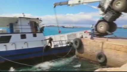 Ecuador struggles to contain oil spill in Galapagos port