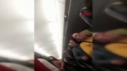 Havada büyük panik! Yolcular fenalık geçirdi... O anlar kamerada!
