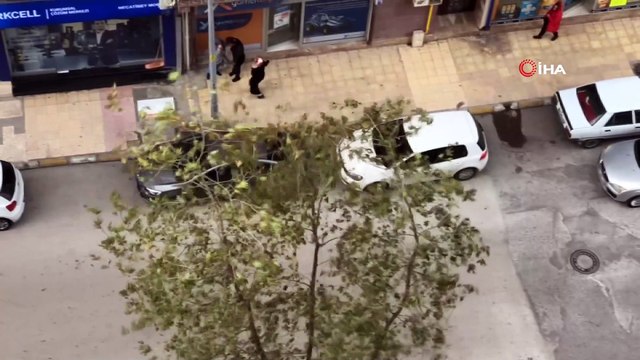 Fırtınada zıpkınla balık avına çıkan baba oğlu sahil güvenlik kurtardı