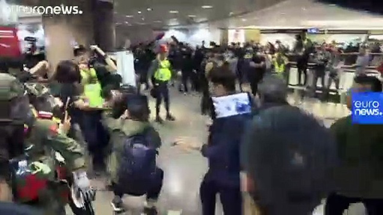 Hong Kong'daki bir alışveriş merkezinde Noel şarkısı söyleyen protestocularla polis çatıştı
