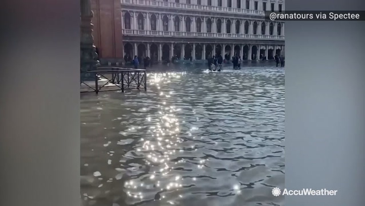 High-tide flooding doesn't deter visitors in Ve...