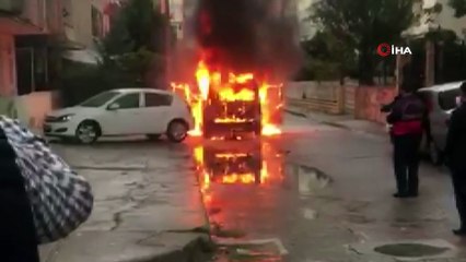 Park halindeki araç alev topuna döndü