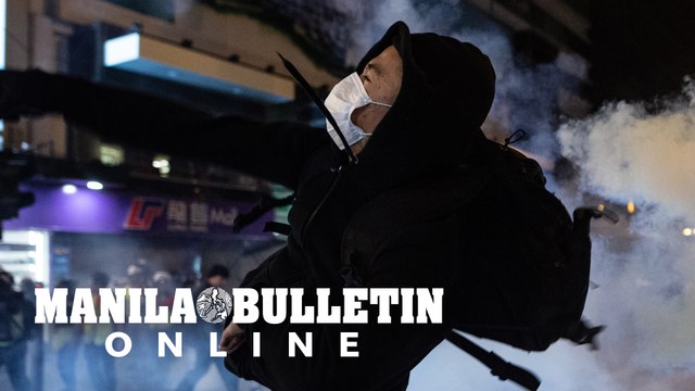 Hong Kong: riot police and protesters clash outside shopping mall on Christmas Day
