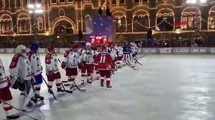 Putin Kızıl Meydan'da buz hokeyi oynadı