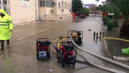 Adana'da su basan okullarda eğitime ara verildi