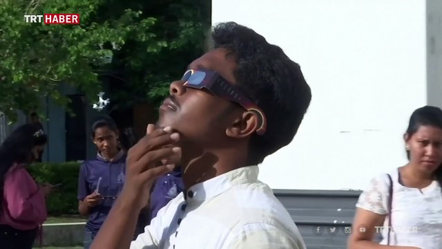 Ateş çemberi Güneş tutulmasını binlerce kişi izledi