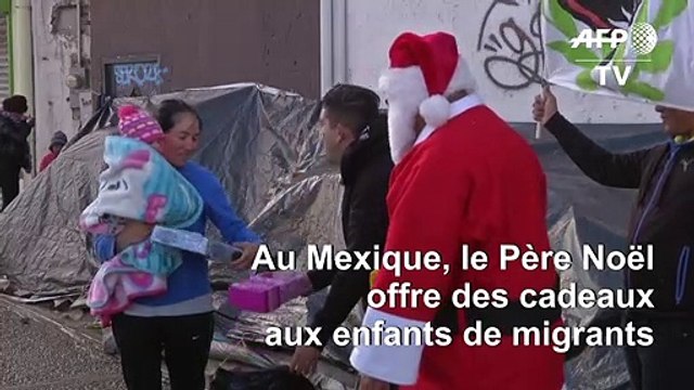 Mexique: les enfants de migrants reçoivent la visite du Père Noël