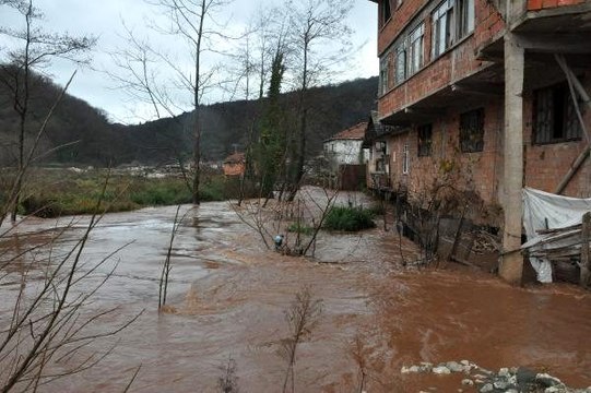 Bartın dere taştı, bartın- kastamonu yolu ulaşıma kapandı