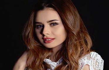 منة عرفة تثير الجدل بفيديو "المساج" .. شاهدوا كيف تصرفت