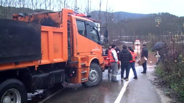 Sağanak nedeniyle dere taşınca Bartın-Kurucaşile kara yolu kapandı