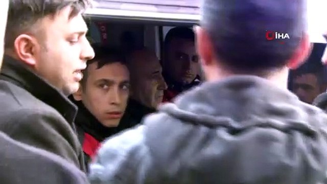 Avcılar'da E-5 Yanyol üzerinde bulunan bir banka şubesine kuru sıkı silahla gelen silahlı bir kişi, çevreye ateş etti. Zanlı olay yerine kısa sürede gelen polis ekiplerince etkisiz hale getirilerek gözaltına alındı. Polisin olay yerindek