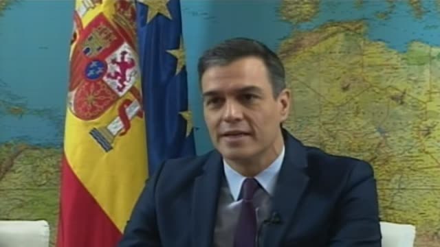 Sánchez felicita la Navidad a las tropas, a la espera de un acuerdo para su investidura