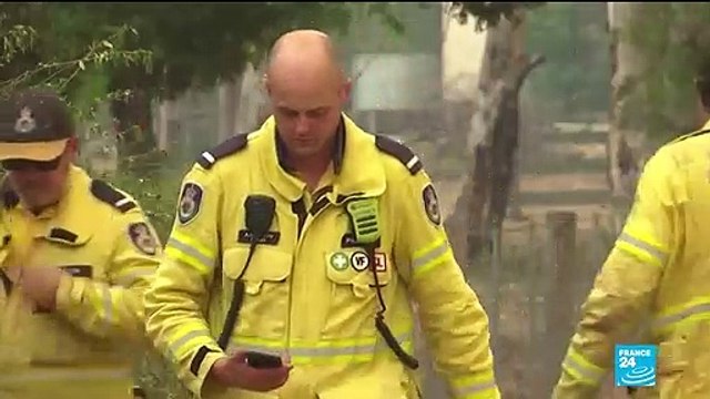 Australia bushfires: some volunteer firefighters to recieve paid leave