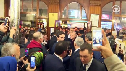 Cumhurbaşkanı Erdoğan vatandaşlarla boza içti