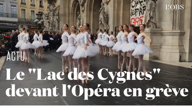 L’Opéra Garnier en grève interprète un extrait du « Lac des cygnes » sur son parvis