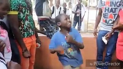 Este niño de gran talento lleva el ritmo en la sangre...