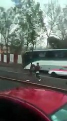 Graban a esta banda de delincuentes asaltando a conductores en Ciudad de México