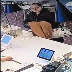 Así roba esta mujer el bote con las propinas