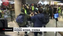 ویدئوی زد و خورد معترضان و پلیس هنگ‌کنگ در یک پاساژ