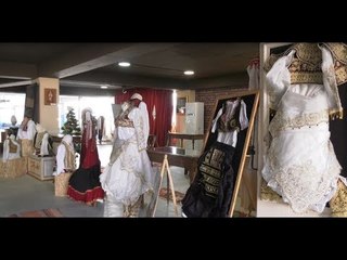 Merr kënaqësinë e një fotoje me veshje popullore dhe kontribuo për të prekurit nga tërmeti