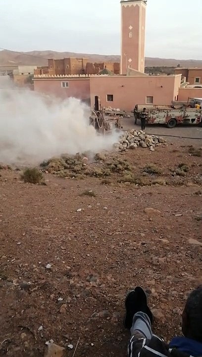 حفر  بير  ماء بي الصولذة في إقليم ورزازات