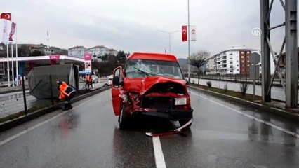 Minibüs ile kamyonet çarpıştı: 4 yaralı