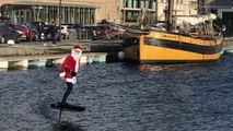 Saint-Malo. Le père Noël fait du surf !