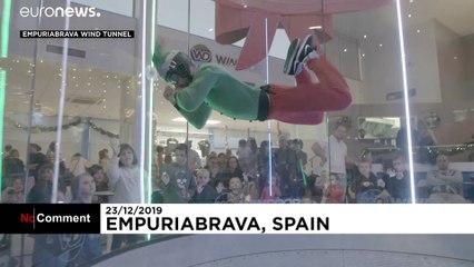In Spagna un elfo volante incanta i bimbi per Natale
