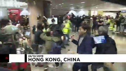 Polizei gegen Demonstranten im Einkaufszentrum in Hongkong