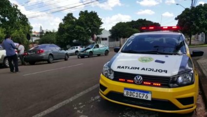 Carros se envolvem em colisão entre as Ruas Vitória e Castro Alves