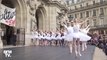 Retraites: les danseurs de l'Opéra de Paris interprètent le Lac des Cygnes sur le parvis du monumenter
