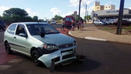 Carro e moto se envolvem em colisão no Bairro Santa Cruz