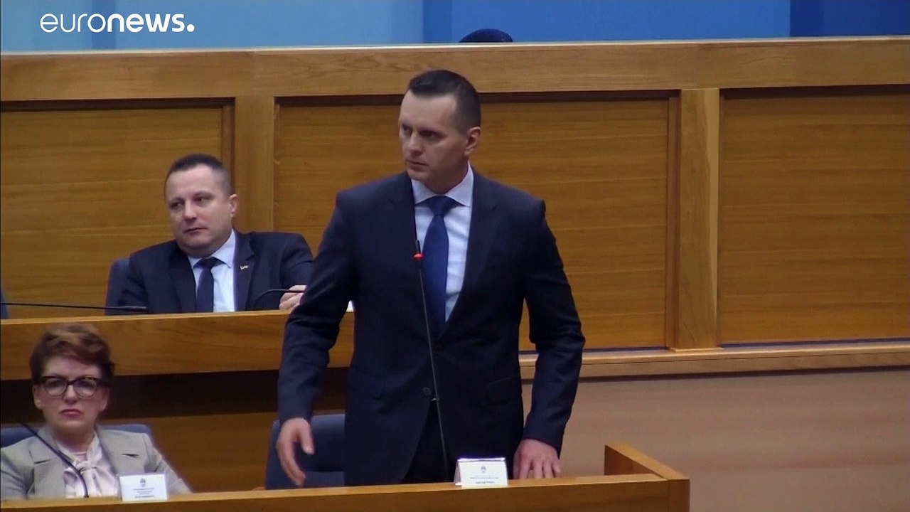 شاهد: وزير داخلية صرب البوسنة يصفع نائبا معارضا في البرلمان