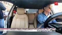 شريف عامر يفاجئ أحد ضيوف التاكسي ويرد على هاتفه في يحدث في مصر