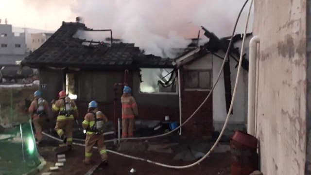 용인 주택 화재 2명 사상...고속도로 7중 추돌 사고 / YTN