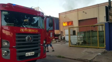 Barracão de empresa é atingido por incêndio no Maria Luiza