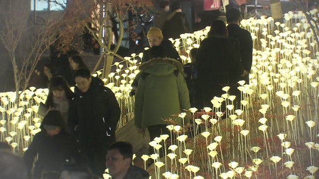 생각 달라도 사랑해야 ...성탄 전야 '북적' / YTN