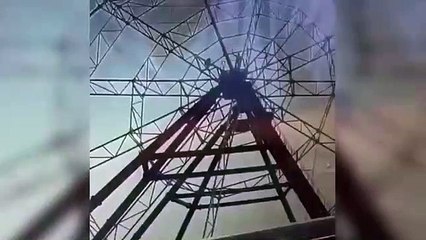 Este hombre borracho cae de una noria tras intentar hacerse un 'selfi'