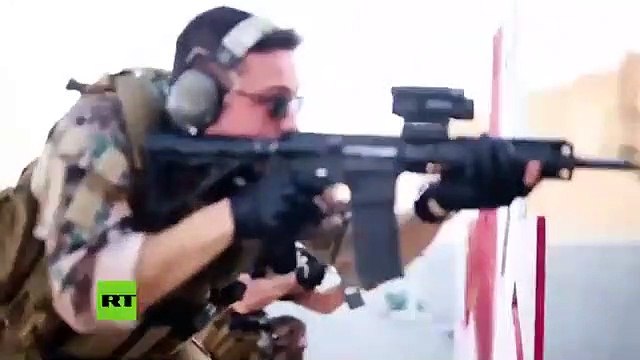 El rey de Jordania hace ’a lo Rambo' unas prácticas militares con su hijo