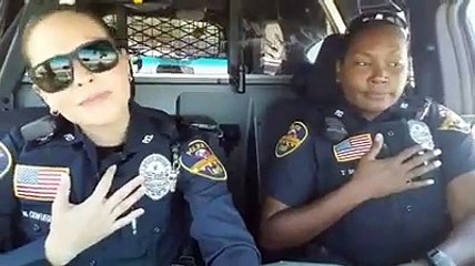 Estas dos mujeres policía lo petan con su playback