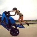 Las espectaculares acrobacias de esta chica sobre la moto dejan a todos con la boca abierta