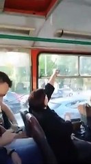 Dos pasajeros luchan sin tregua para vencer : ¿Ventanilla abierta o cerrada?