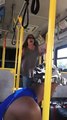 Pillan a esta mujer lanzando insultos raciales en un bus en EE.UU.