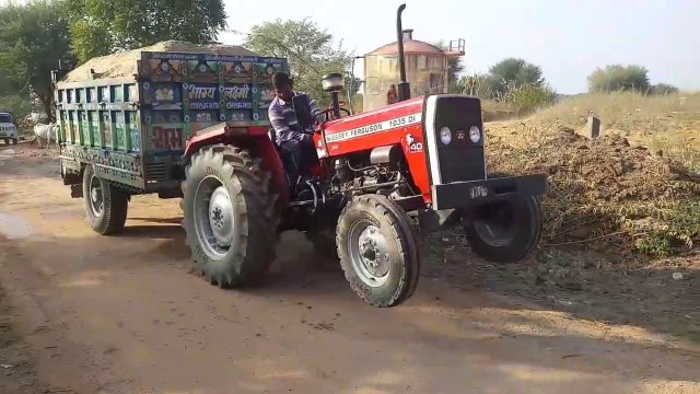 Massey Ferguson 1035 Di tractor JUMPS on road, fully loaded, tractor video