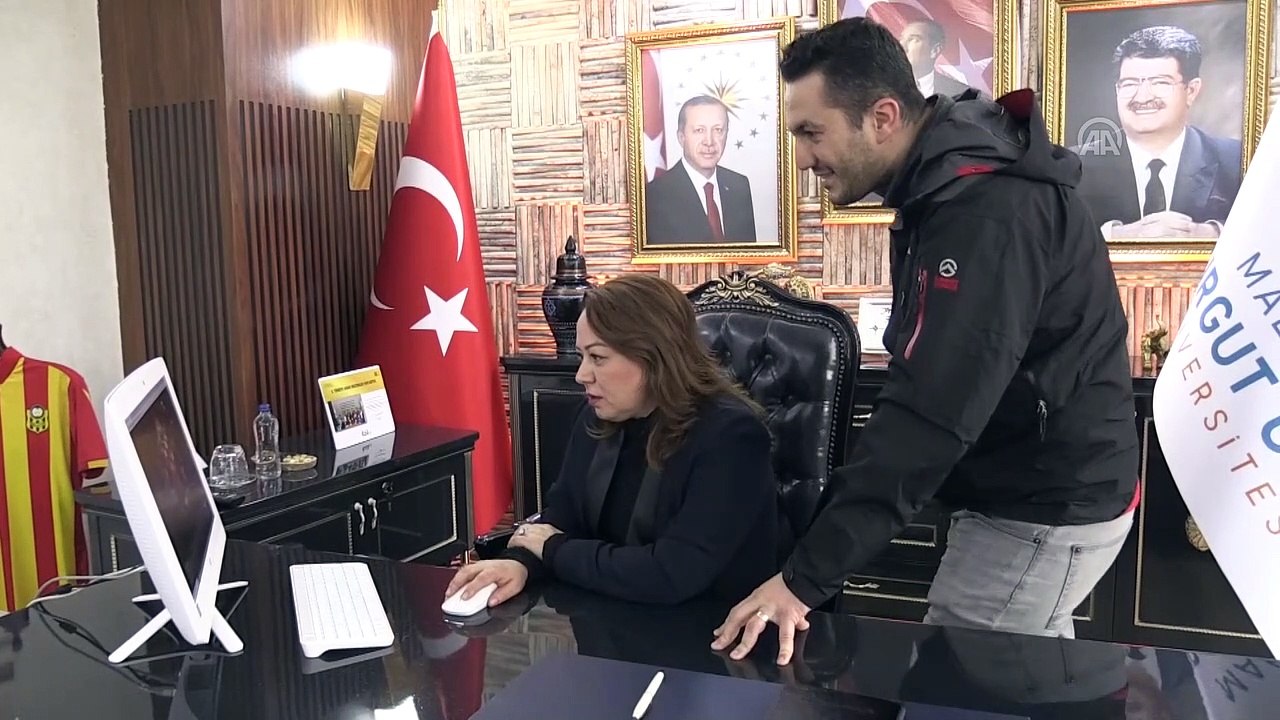 Malatya Turgut Özal Üniversitesi Rektörü Karabulut, AA'nın 'Yılın Fotoğrafları'nı oyladı